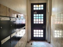 Hauseingang BEREITS FREI: HELLE 2-ZIMMER-WOHNUNG MIT BALKON IN DERENDORF ZU VERKAUFEN...