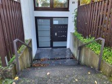 Hauseingang CHARMANTE 2-ZIMMER-WOHNUNG MIT BALKON UND EINBAUK�CHE IN MEERBUSCH-B�DERICH ZU VERMIETEN...