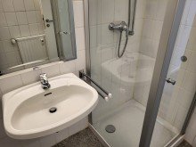 Bad Ansicht 2 BEREITS FREI: RENOVIERTE WOHNUNG MIT EINBAUK�CHE, BALKON UND GARAGE IN ILVERICH ZU VERMIETEN...