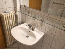 Bad Ansicht 3 BEREITS FREI: HELLE 3-4 ZIMMER WOHNUNG MIT BALKON UND GARAGE IN ESSEN-BURGALTENDORF ZU VERKAUFEN...
